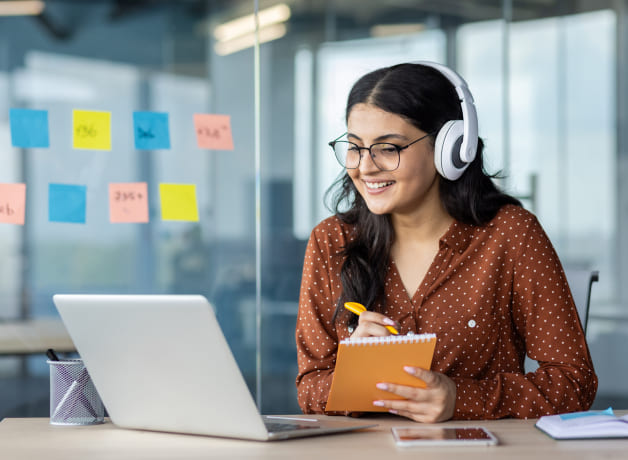 Estudiante con audífonos